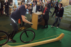 Gleichgewichtsübung mit dem Bike